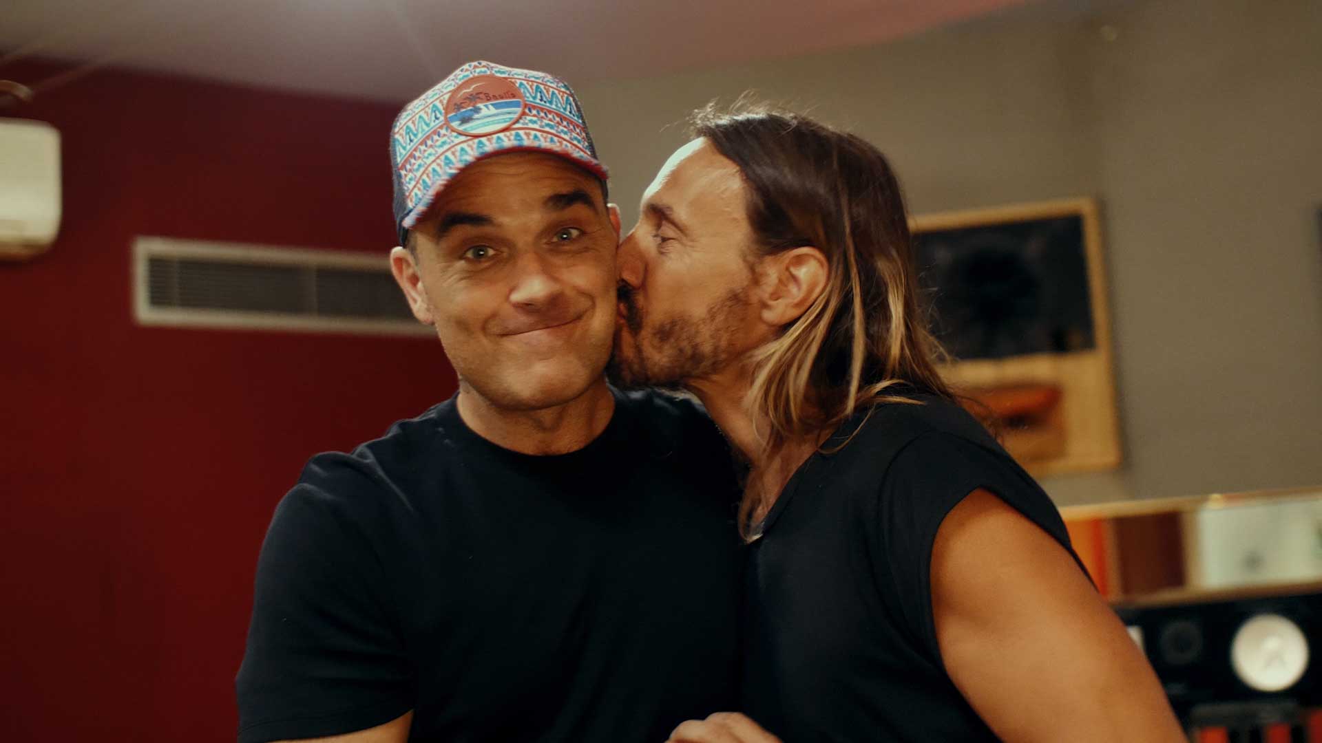 BOB SINCLAR Y EL ICONO DEL POP ROBBIE WILLIAMS CONVIERTEN UN ENCUENTRO FORTUITO EN UN NUEVO SENCILLO: ELECTRICO ROMANTICO